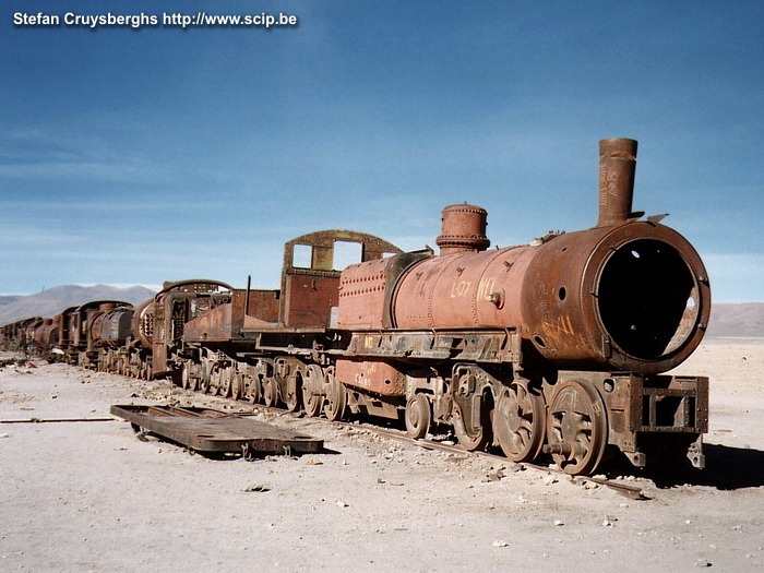 Uyuni - Locomotief Ooit was er een spoorlijn, nu staan er nog vele oude verroeste locomotieven aan de rand van Uyuni. Stefan Cruysberghs